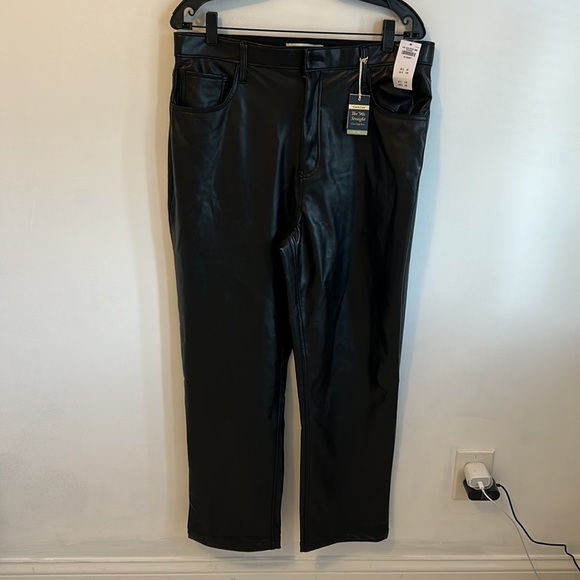 Abercrombie & Fitch Curve Love 90’s Straight Faux Leather Pants - Picture 4 of 11
